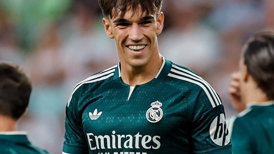 Jogador do Real Madrid comemora vestindo a camisa verde-escura 2026/27 com o logo Trefoil da adidas no peito