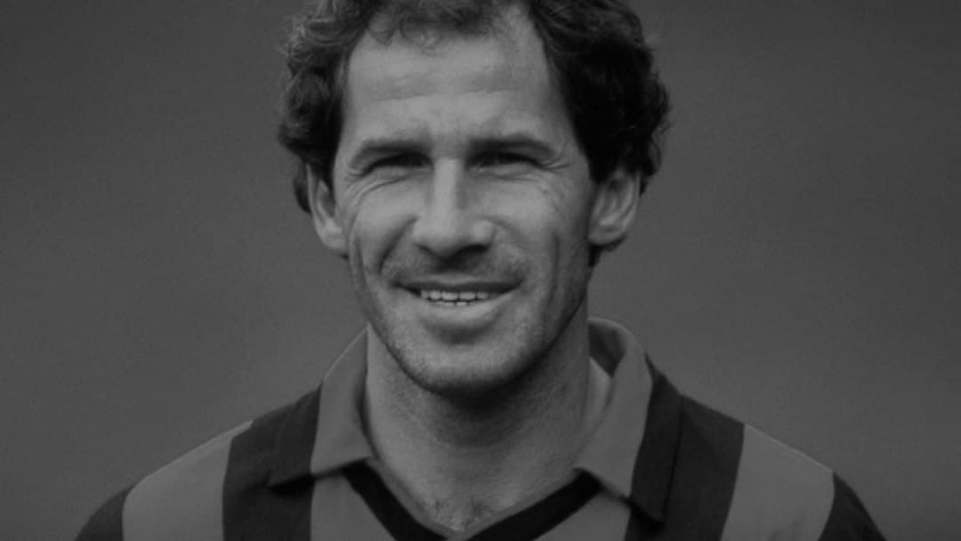 Retrato em preto e branco de Franco Baresi com a camisa listrada do Milan