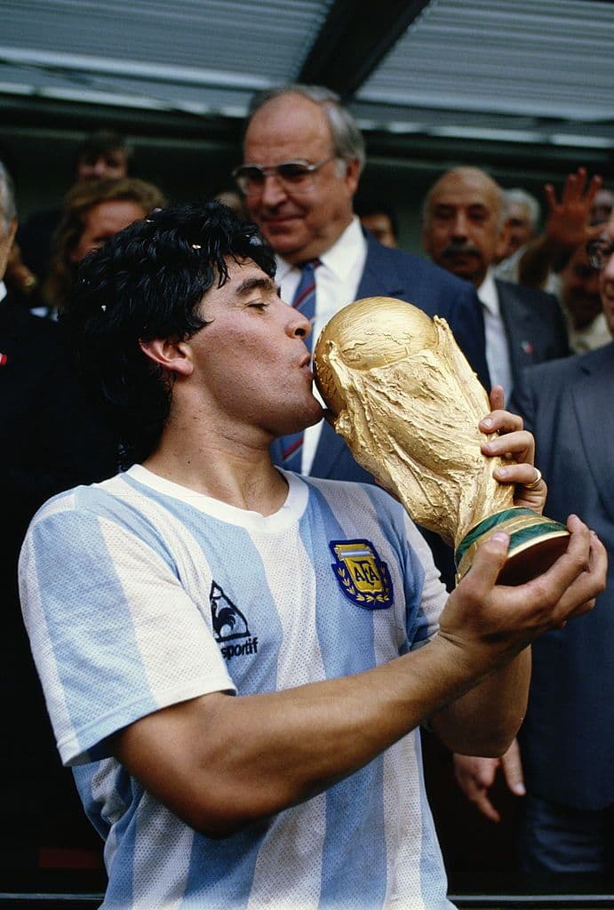 Diego Maradona beija a taça da Copa do Mundo no Estádio Azteca, em 1986