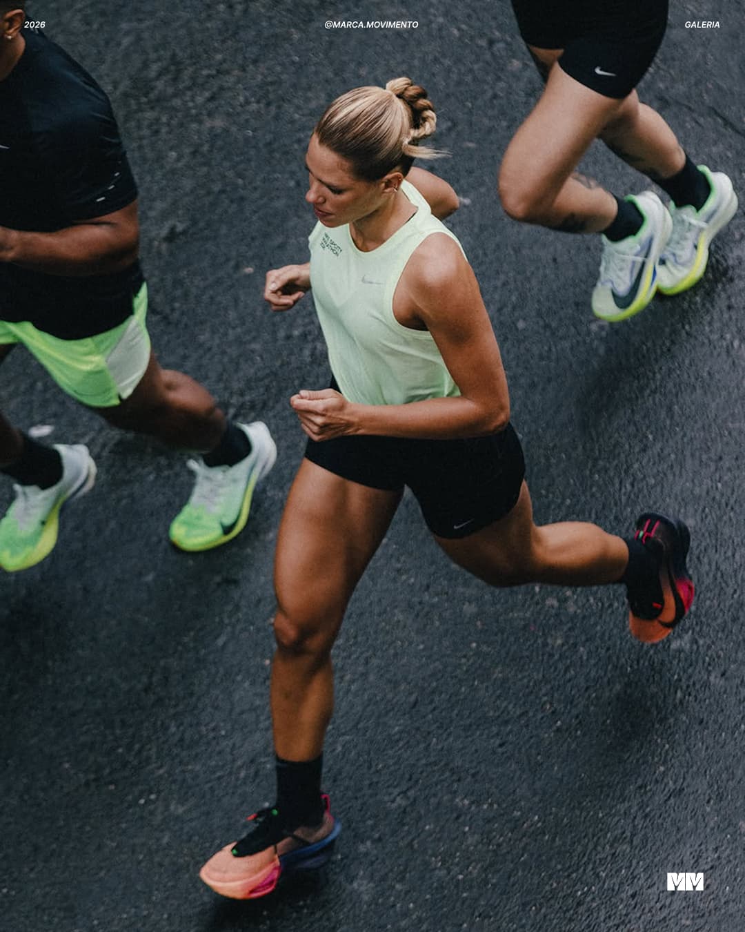 Corredora com regata volt da Nike acelera numa rua de São Paulo durante treino de rua
