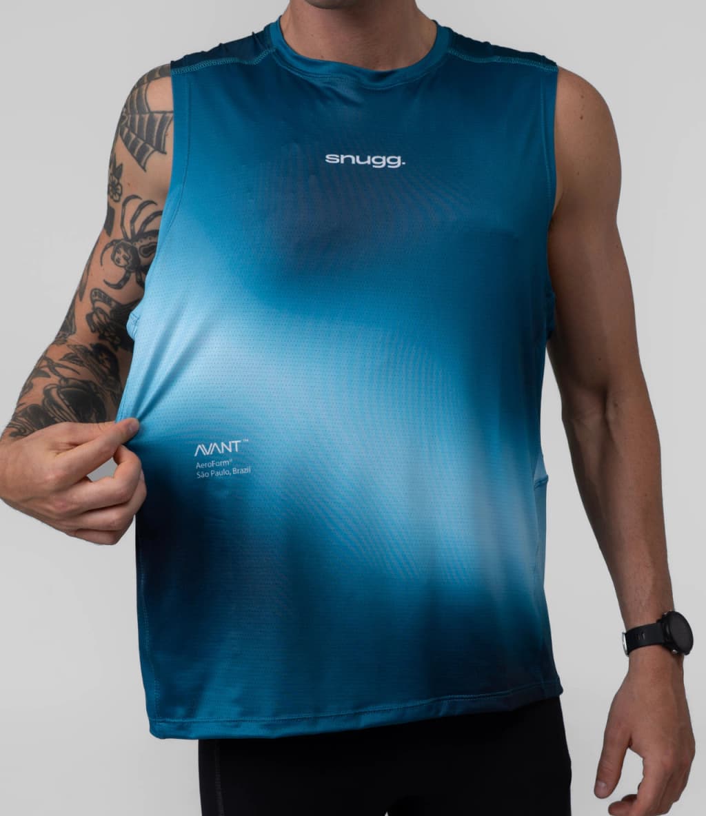 Regata técnica azul da Snugg, da linha Avant, vestida por um corredor em fundo neutro de estúdio