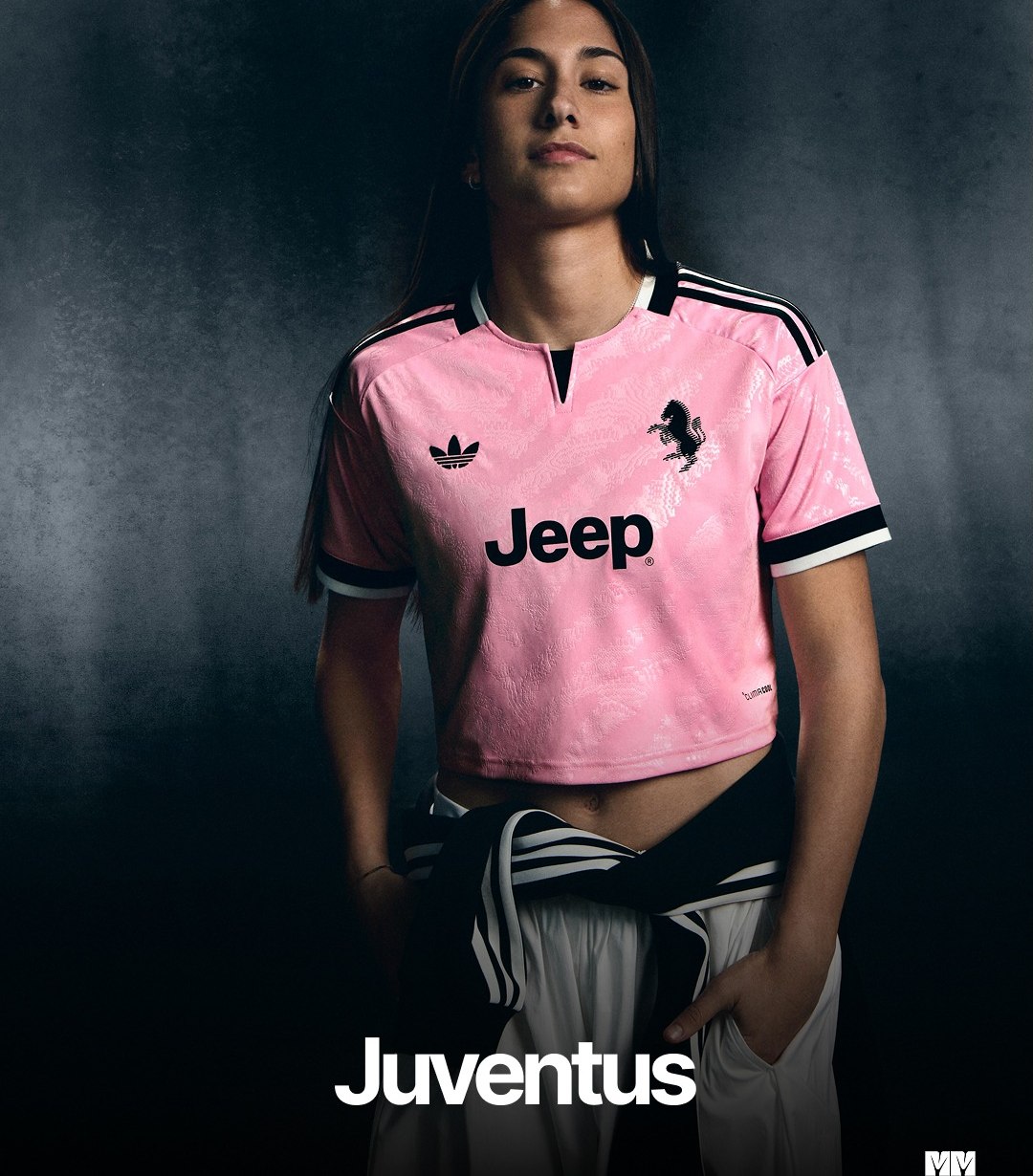Camisa rosa da Juventus com detalhes em preto e branco e o Trefoil da adidas
