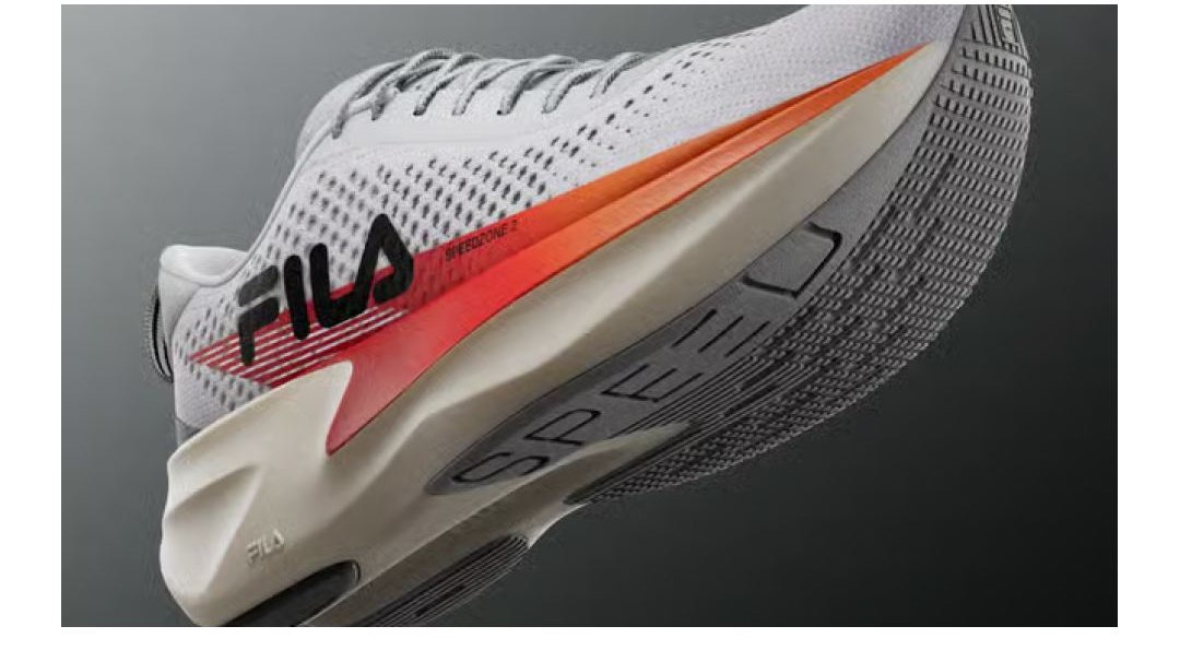 Perfil do Fila Racer Speedzone 2 branco e vermelho, com a entressola SKYFOAM em destaque