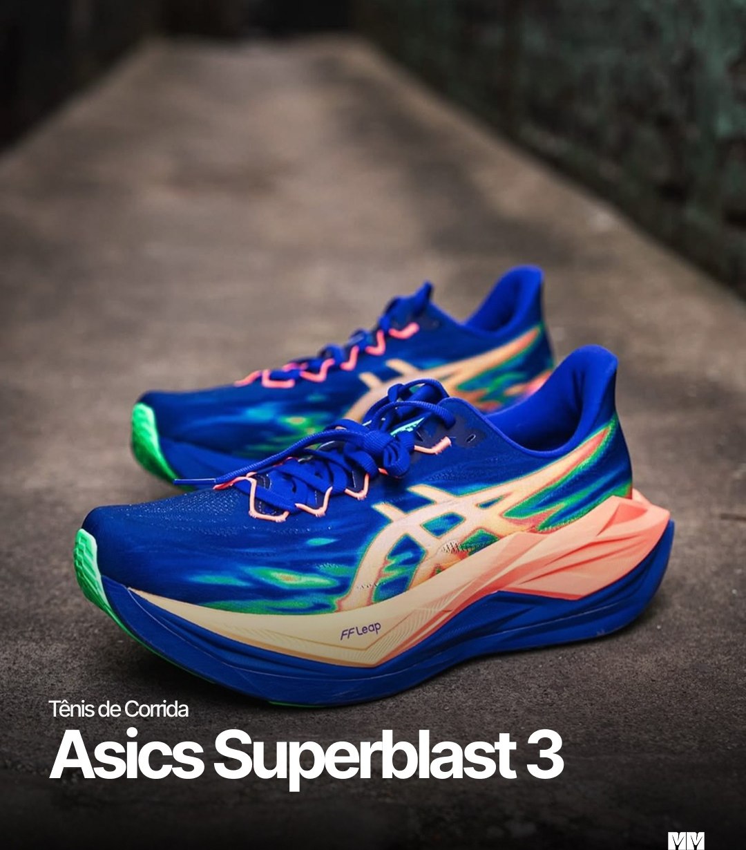 Par do tênis Asics Superblast 3 azul e laranja apoiado no asfalto